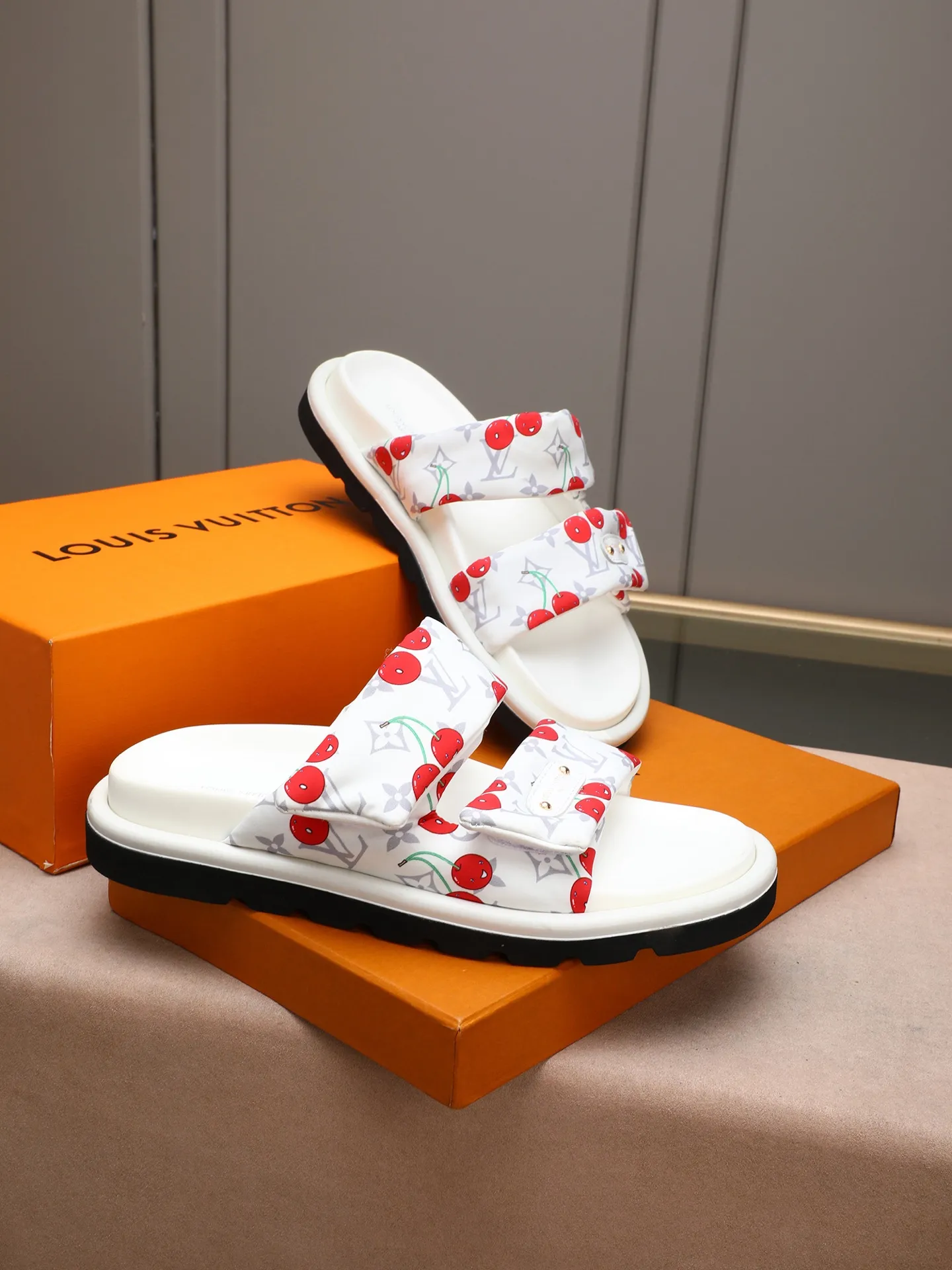 PP360 [LOUIS VUITTON] Louis Vuitton, LV printing, men's and women's slippers are on the market. The drawer box packaging comes with a cloth bag and a card. The upper pattern looks very soft and waxy, and it is a super versatile leg slimming tool. Fabric: imported denim/canvas/old fabric, LV hardware LOGO, official website pattern printing, comfortable to wear, feet: high-elastic PU water table. Sole: foam sole, heel height: about 5cm. Code number: 35-46, 35, 45, 46 are custom-made and non-returnable. Color: multiple colors and styles available.